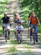 Famille faisant du vélo