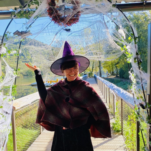 Halloween à la Cuivrerie Cerdon : Une femme déguisée en sorcière