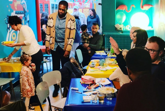 La Dinette : Un restaurant aux couleurs chaleureuse rempli de toutes les générations