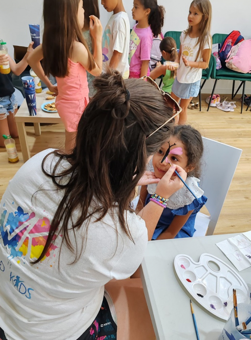 World Kids : Une petite fille se fait maquiller