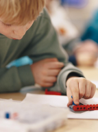 Bricks 4 Kidz® : Un petit garçon participe à un atelier scientifique avec des LEGO®