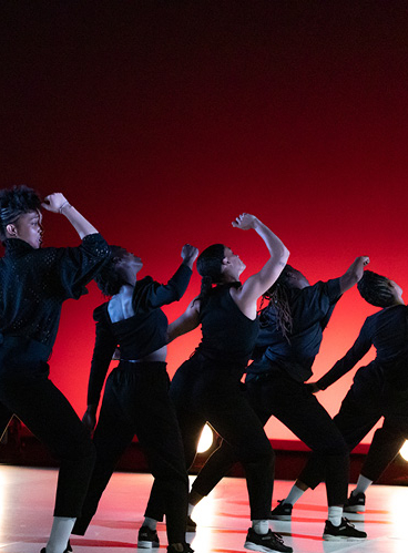 Queen Blood - Ousmane Sy : Une troupe de danseuses