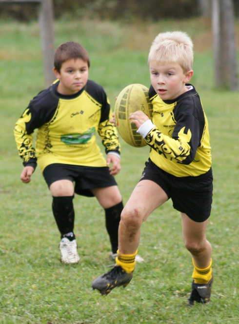 Enfant jouant au rygby