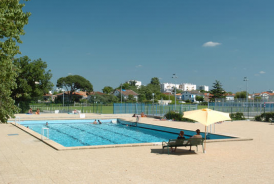 Piscine Stéhelin à Bordeaux en été