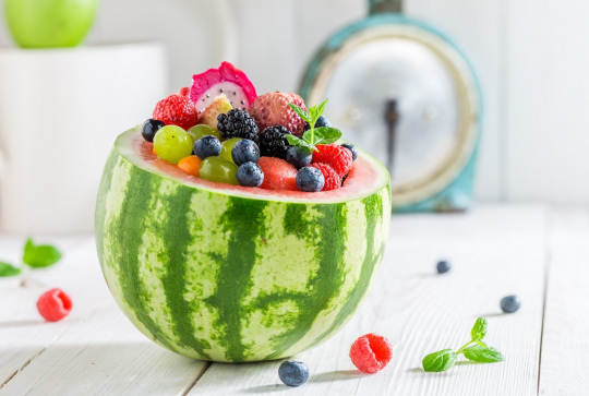 Les salades qu'adorent les enfants : Salade de fruits dans une pastèque