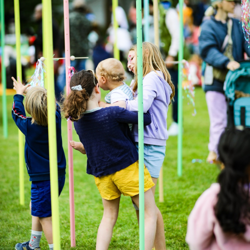 Family Festival 2024 : performance collaborative "Le vent souffle" dans le Jardin d'Acclimatation