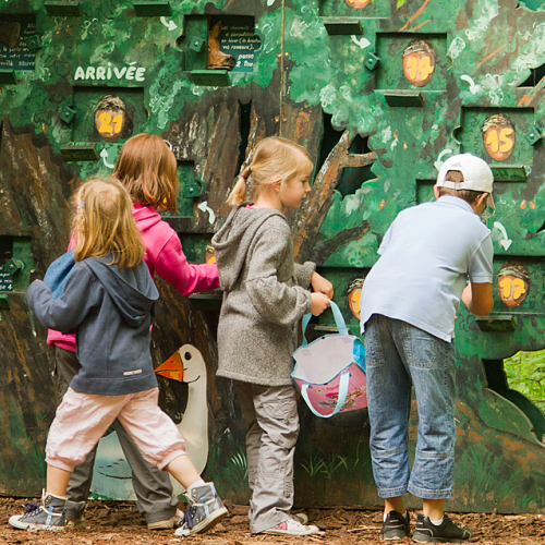 Des enfants s'amusent au parc Ste Croix
