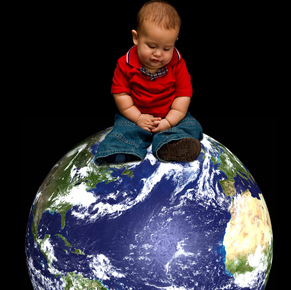 Enfant sur globe terrestre