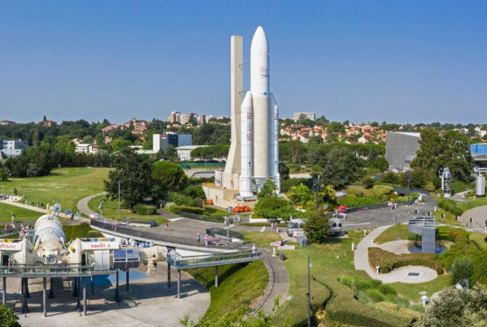La Cité de l’espace : vue générale, fusée