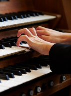 Une personne jouant de l'orgue