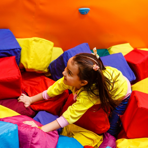 Just For Kids Wattrelos : Une petite fille joue dans une structure gonflable