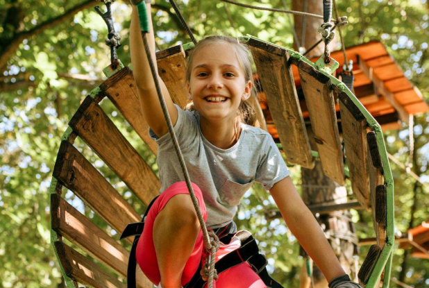 AccroCamp : fillette dans un tunnel