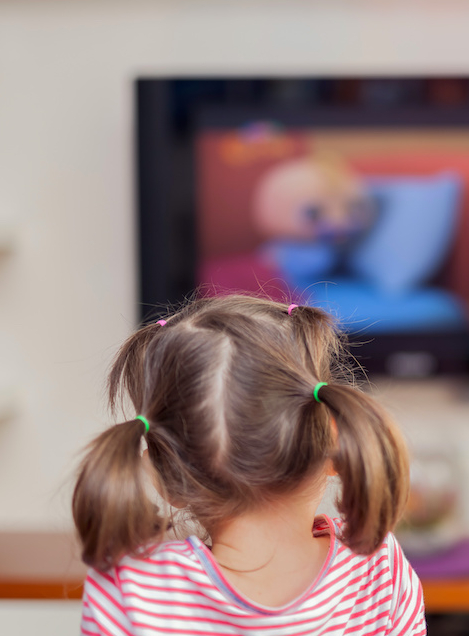 TFOU MAX : fillette devant la télé