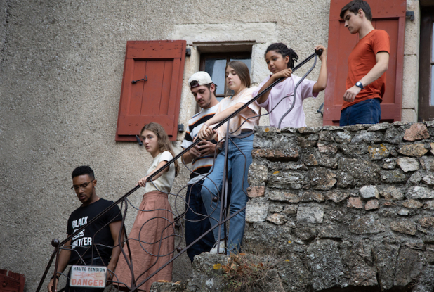 C'est quoi ce papy ?! : les enfants sur les escaliers