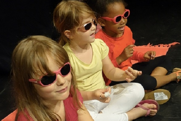 Compagnie Maya : cours théâtre, lunettes de soleil