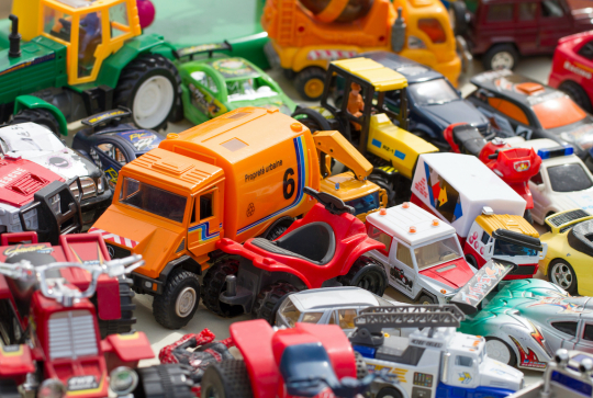 Vide-grenier : jouets en plastique