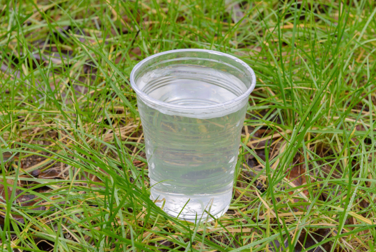 Organiser des olympiades d'été en famille : verre qui fuit