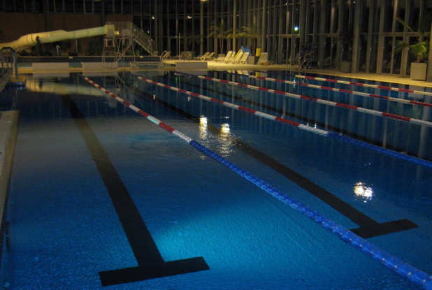Piscine du Petit Port : vue de nuit