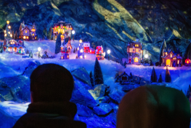 La Grotte du Père Noël : enfants à la Grotte de la Pierre Volvic