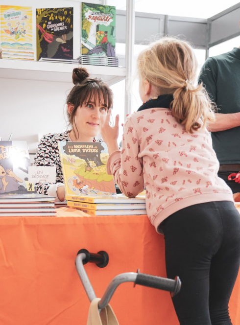 Les Escales du Livre : fillette avec une autrice