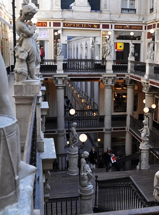 Passage Pommeraye à Nantes - Les statues allégoriques de Jean Debay autour de l'escalier central par Julien Thibaut