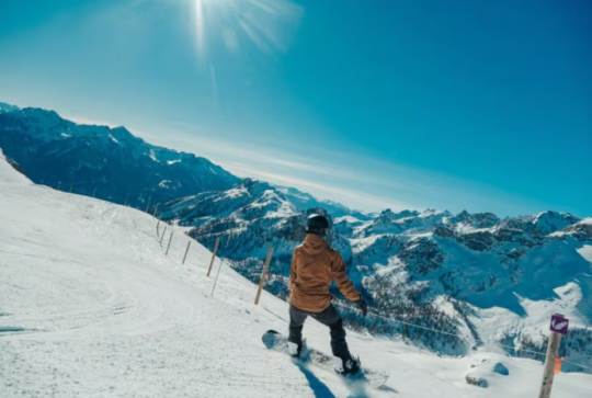 Vos vacances d’hiver avec Vacances Bleues - snowboard à Serre-Chevalier
