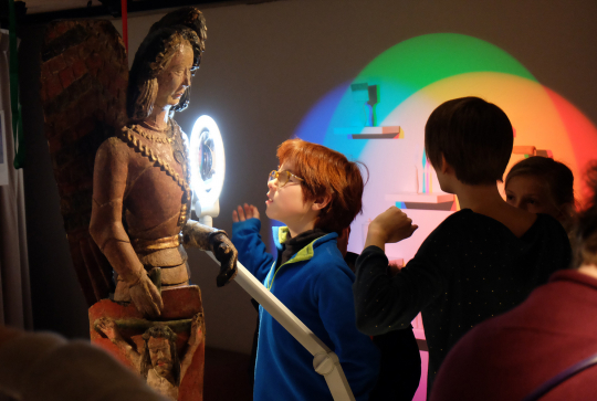 Enfants dans un musée en Wallonie