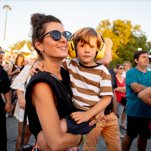 Brive Festival : Un petit garçon profite d'un concert avec sa maman