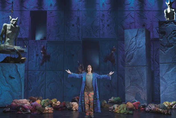 Expo Comédies musicales, les costumes font leur show ! - Quasimodo