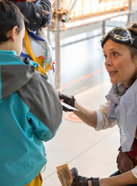L'Envol des Pionniers : guide costumée en aviatrice avec un enfant