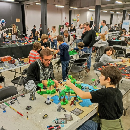 La Convention OctoGônes : Des enfants et des parents jouent à une multitude de jeux dans un hangar