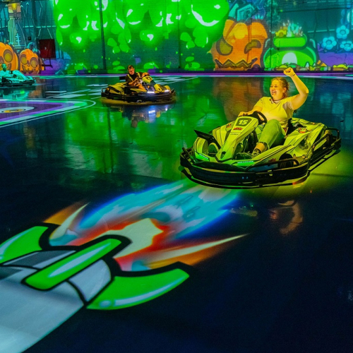 BattleKart : Deux personnes sur des kartings dans une base de loisirs indoor comme un jeu vidéo