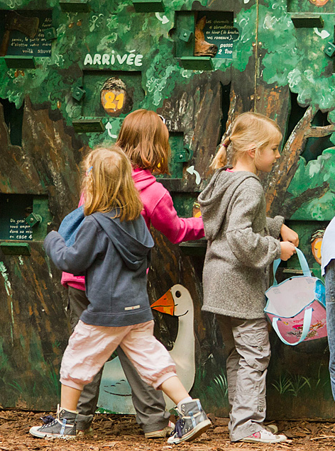 Des enfants s'amusent au parc Ste Croix