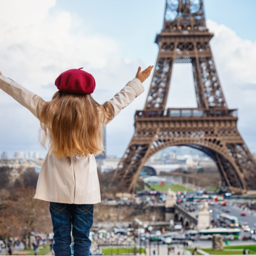 Enfant à la Tour Eiffel, séjour à Paris