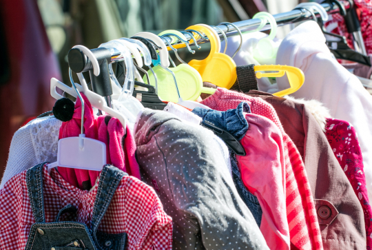 Vide-grenier : vêtements enfants de seconde main