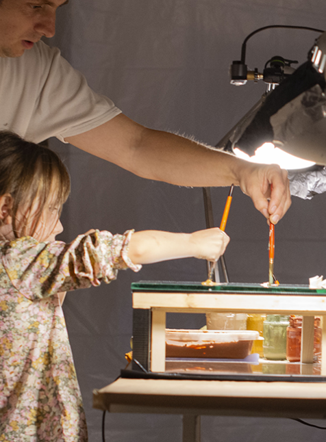Dans La Grotte : Une enfant et un artiste dessine en direct