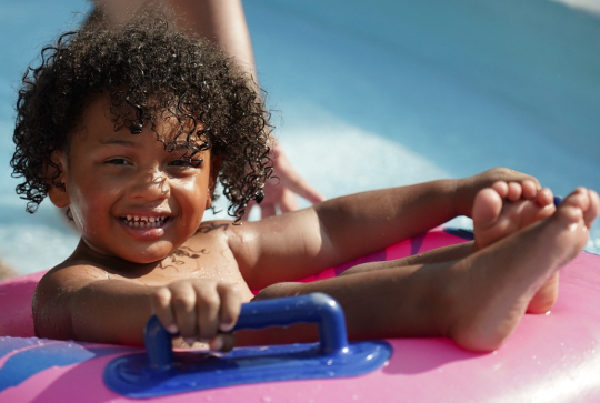 Aquasplash : Un petit garçon dans une bouée