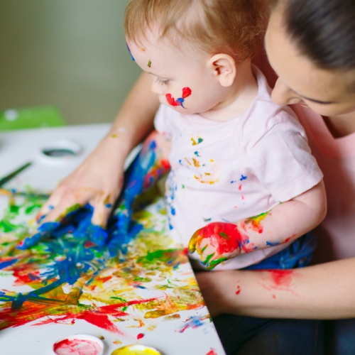 Enfant qui peint avec sa mère