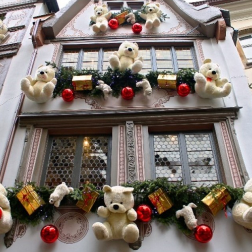 Noël à Biot : Façades de bâtiments décorés de nounours et de cadeaux de noël