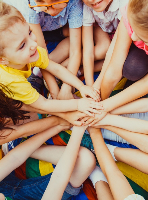 Forum des associations et du Bénévolat : Groupe d'enfants qui se tiennent la main