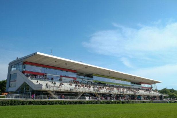 Hippodrome de Lyon Parilly - les gradins et le restaurant