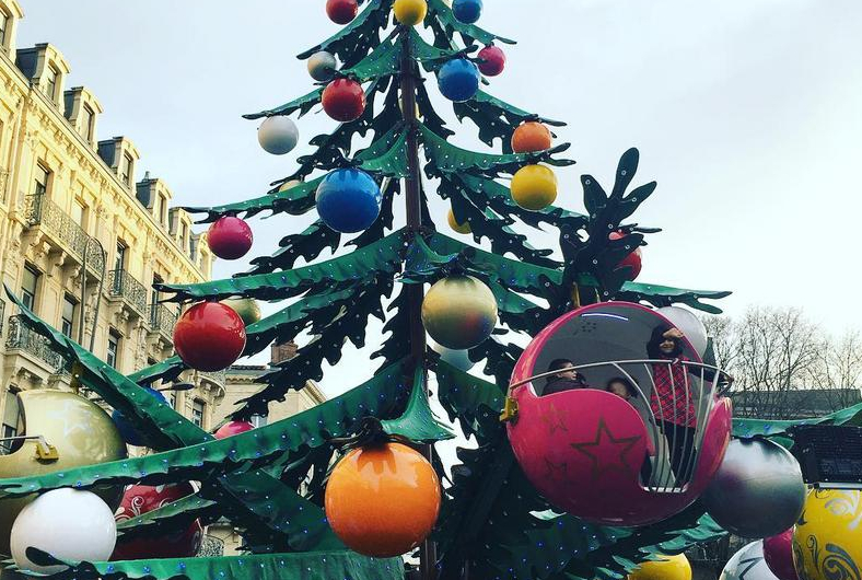 Le Sapin De Noel De Bordeaux Manege Pour Les Fetes En Famille Citizenkid