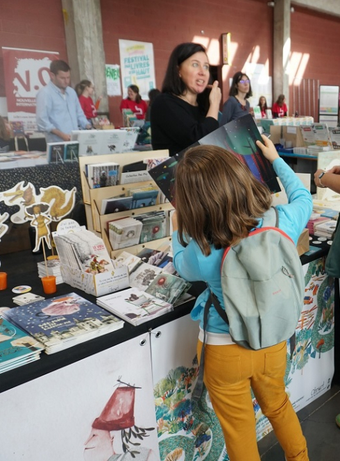 Festival des Livres d'en Haut : Un enfant regarde un livre