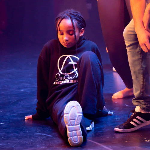 Le Breakdance s'invite au Musée : Une petite fille qui danse au sol