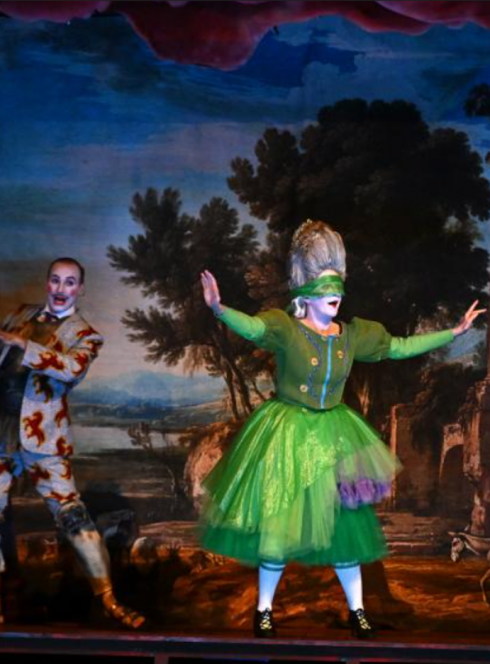 Médée et Jason - Pierre Lebon : Une comédienne et un comédien sur scène dans un décor peint