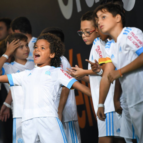 Petit footballeur à OM Ludiq Camp