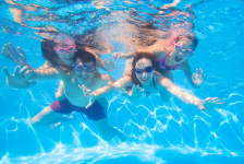 Adobe Stock - famille sous l'eau à la piscine