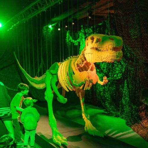 Art of the Brick Expo : Un dinosaure en LEGO et des enfants devant