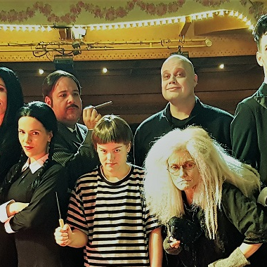 La famille Addams, la comédie musicale : la famille réunie sur scène