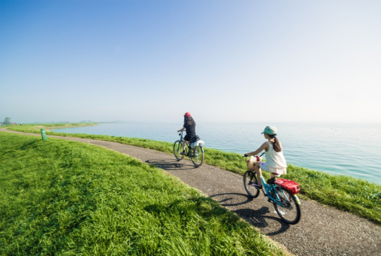 Parent et enfant à vélo